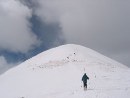 Zum Schluss wird es richtig steil, einige Spitzkehren sind gefragt, u.a. um die Gipfelwächte zu überwinden, über die man dann auch in die Imperial Bowl (links) hineinspringen musste.