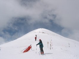 Sehr wechselhaftes Wetter, hier mal Sonnenschein. Herrliches Gefühl auf einem exponierten aber leichten Grat der 4000 m-Marke entgegen zu steigen