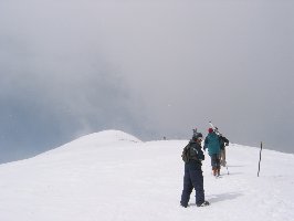 Die einheimischen Cracks tragen die Skier, wir haben die Felle extra für solche Gelegenheiten mitgenommen und sehr genossen und kamen deutlich weniger ausgepowert oben an als die Kollegen
