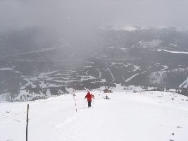 Der Hiking trail zum Peak 8 ist mit Hilfe der Stangen links markiert und unten mittels Gate gesichert. Das Gate wird bei schlechten Bedingungen und Lawinengefahr gesperrt