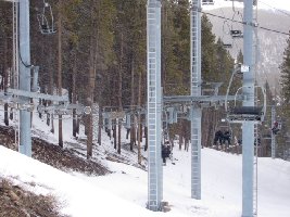 235-DSB Snowflake - Umlenkung der bergwärts fahrenden Sessel mittels schräger Rollen.jpg