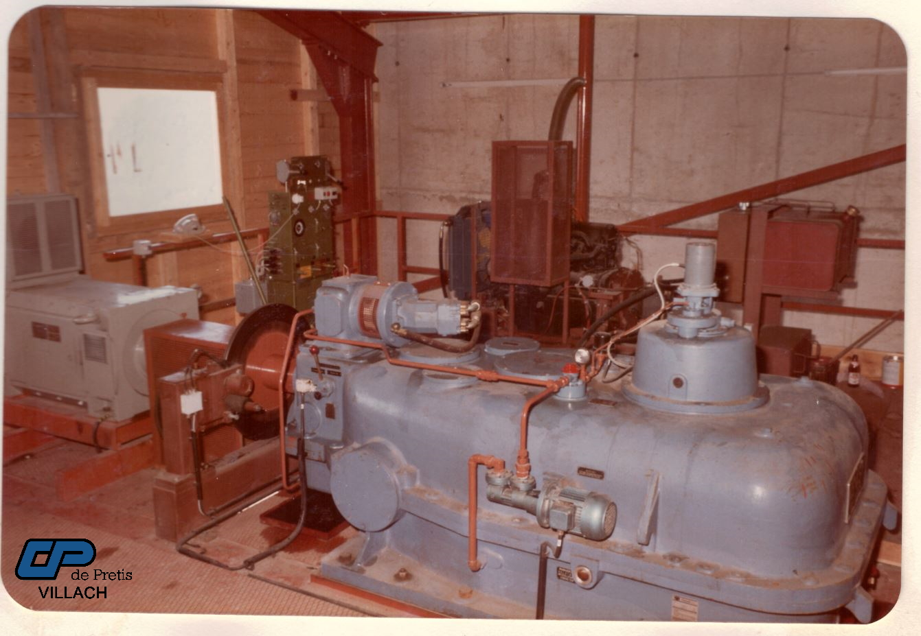 Antriebsraum mit KIENAST SGA250-Getriebe mit getrennter Seilscheibenlagerung, AEG-GS-Motor und hydrostatischem Notantrieb