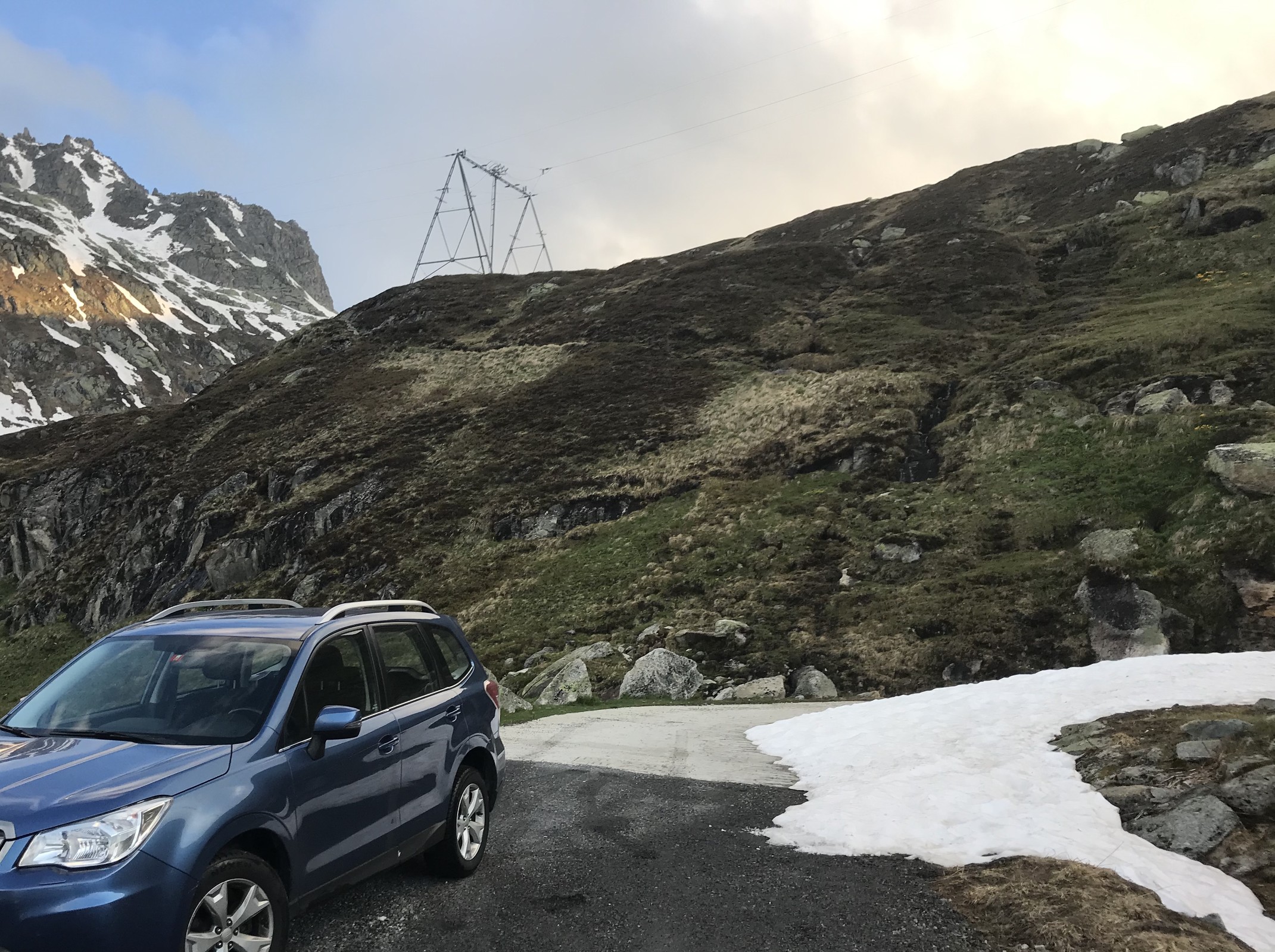 Um 6.30 Uhr am Parkplatz. Schnee auf der Strasse verhindert ein Weiterfahren, aber sonst sieht es seeeeehr mager aus.