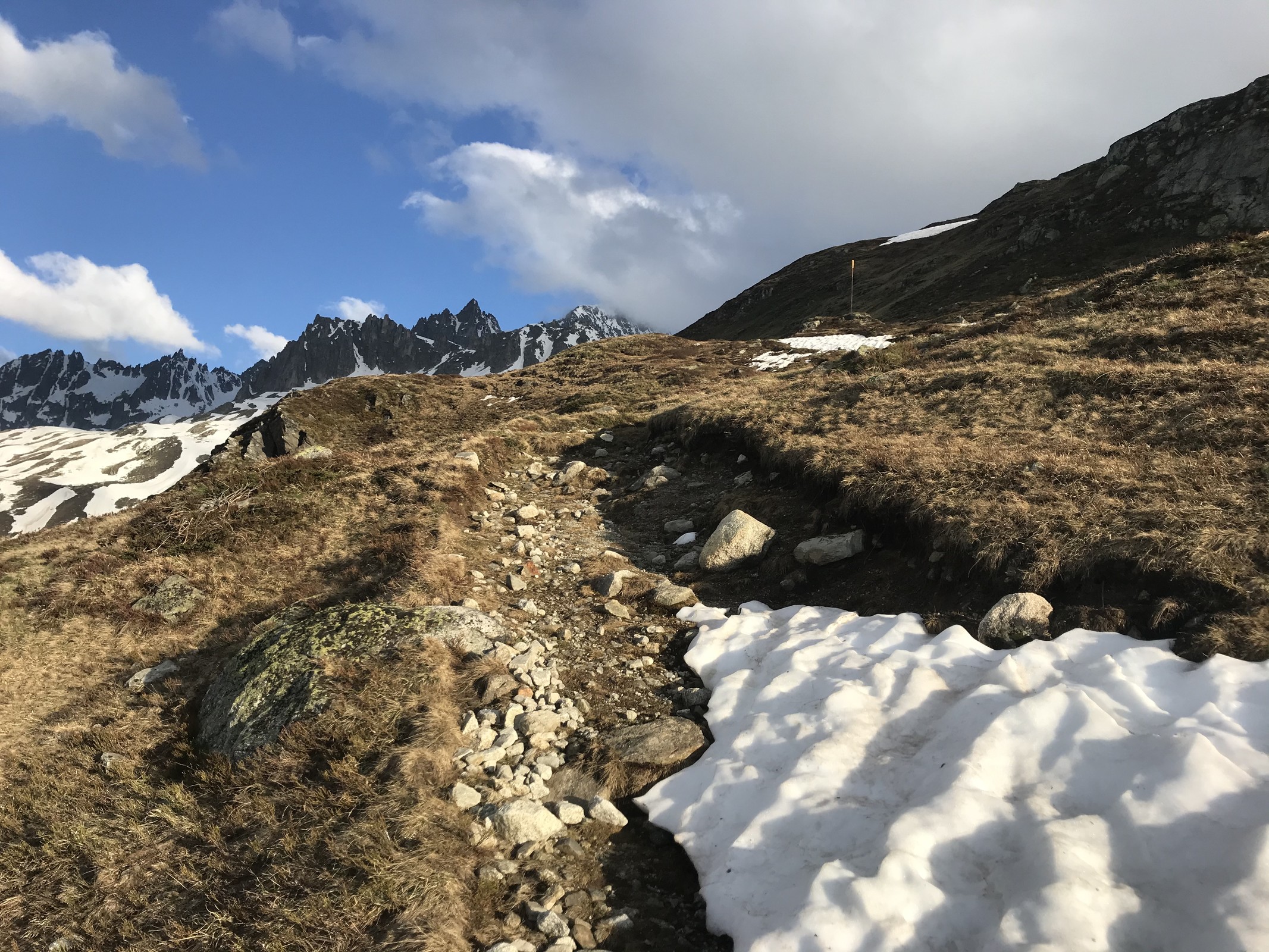 Mit den Wanderschuhen geht es um 6.45 Uhr bergwärts.