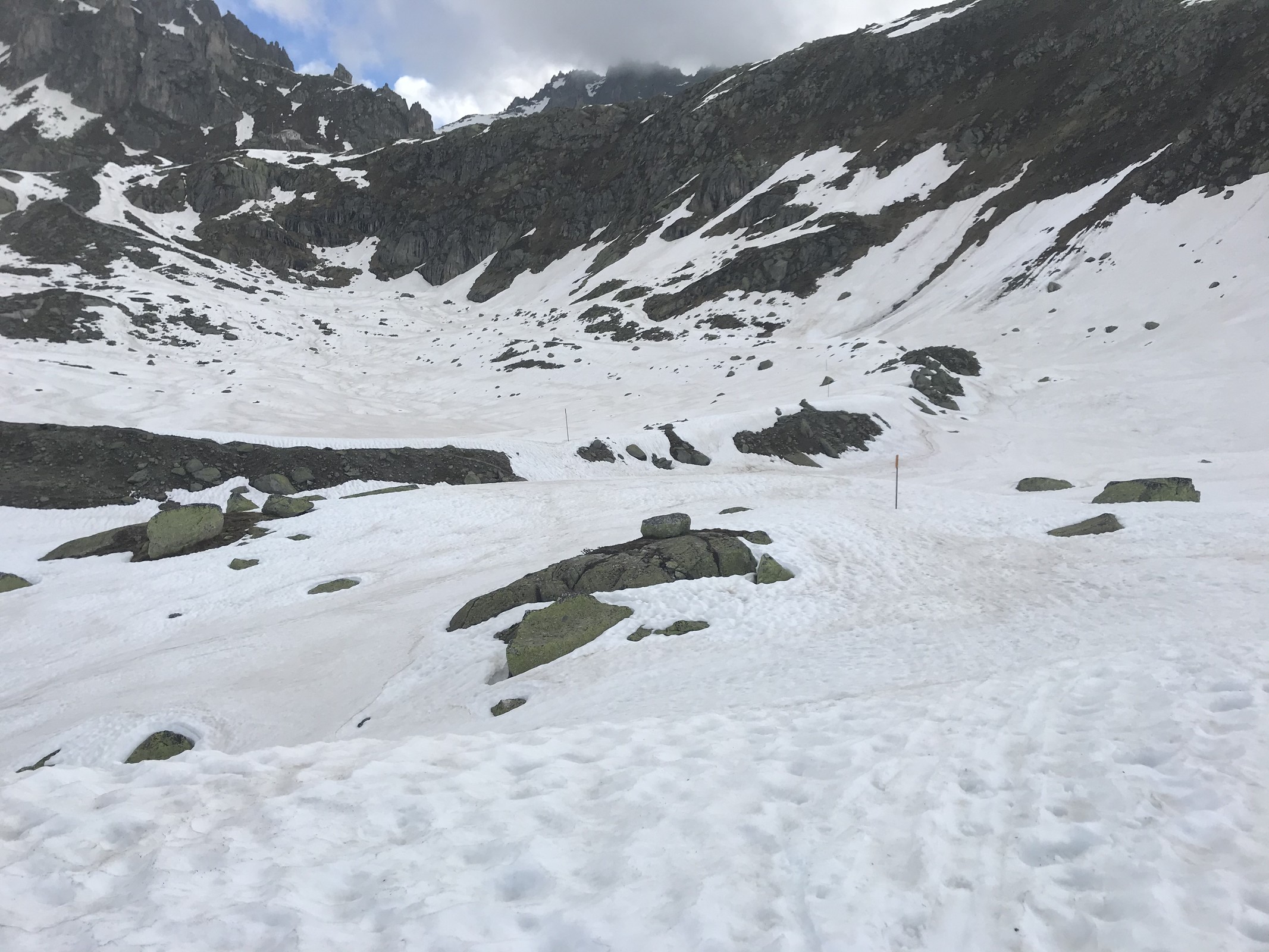 Hier können wir die Skier anziehen. Da es aber zuerst abwärts geht, zuerst mal ohne Felle.