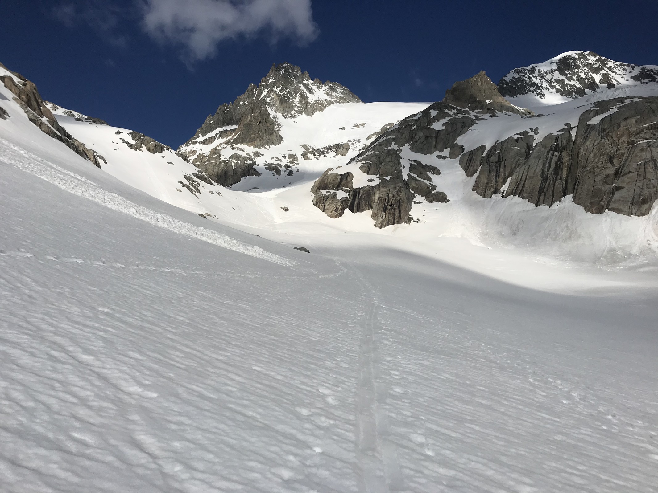 Steilstufe in Sicht. Lawinenabgänge auch.