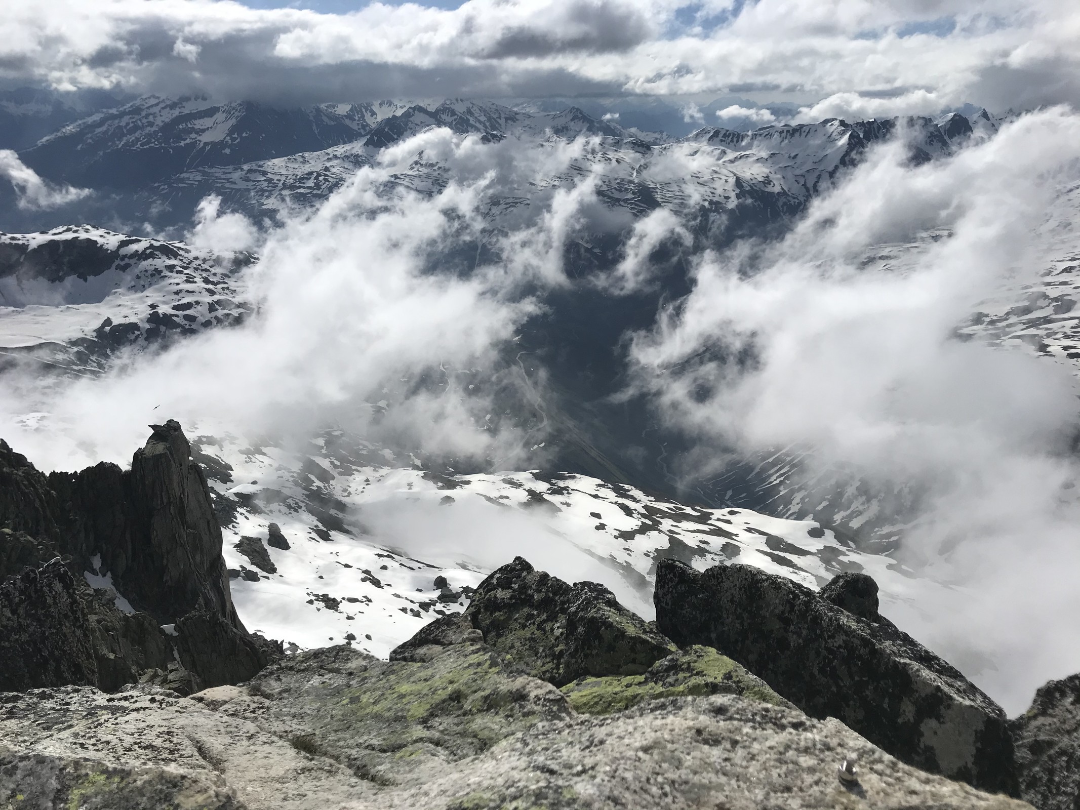 Da weit unten glitzern die Dächer unserer Autos
