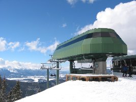 Hinten sieht man das gefrorene Dillon Reservoir