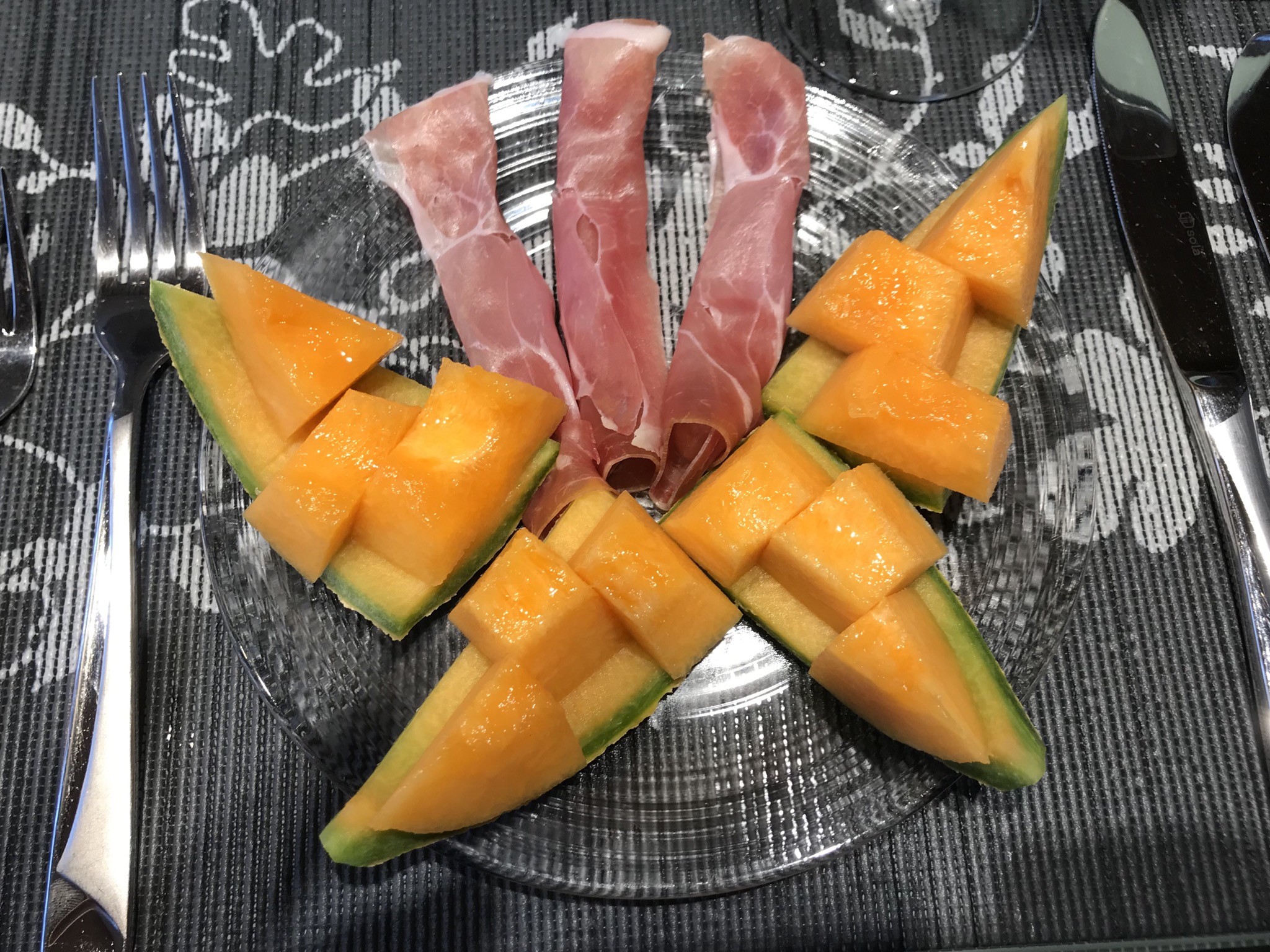 Erster Gang ist Melone mit Rohschinken