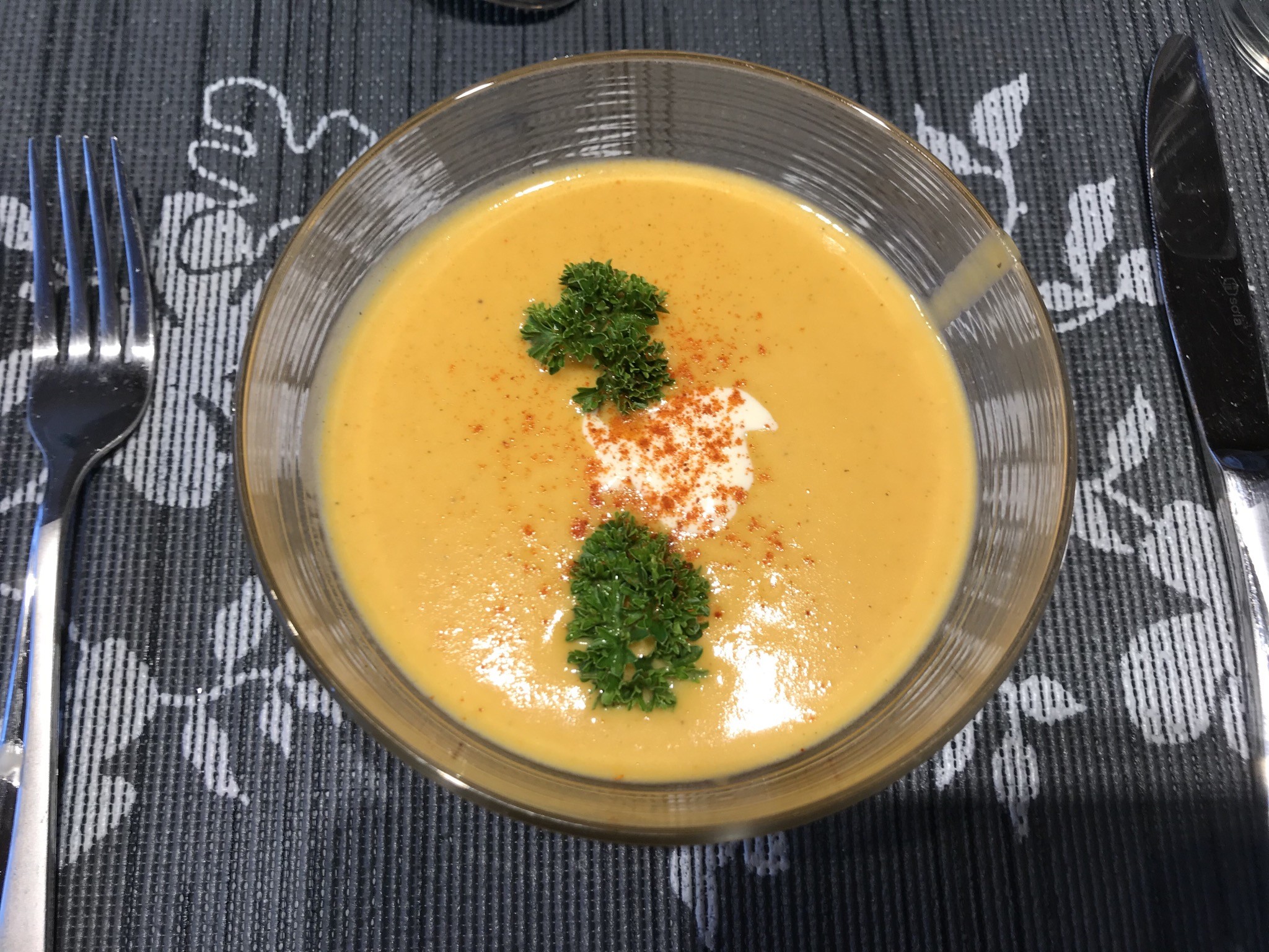 Eine selbstgemachte Karottencremesuppe wird...