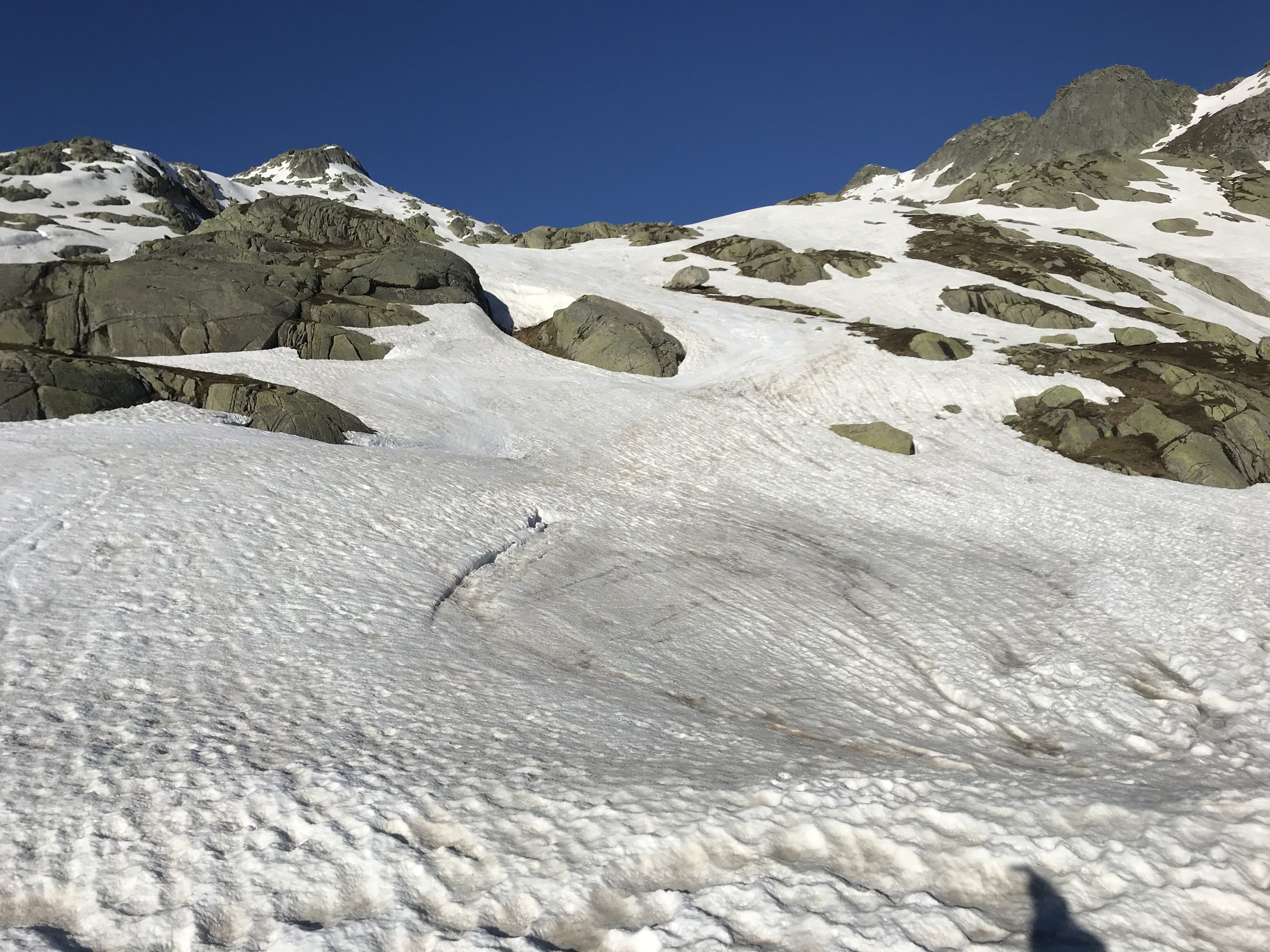 Nun wird es steiler. Harscheisen werden montiert.