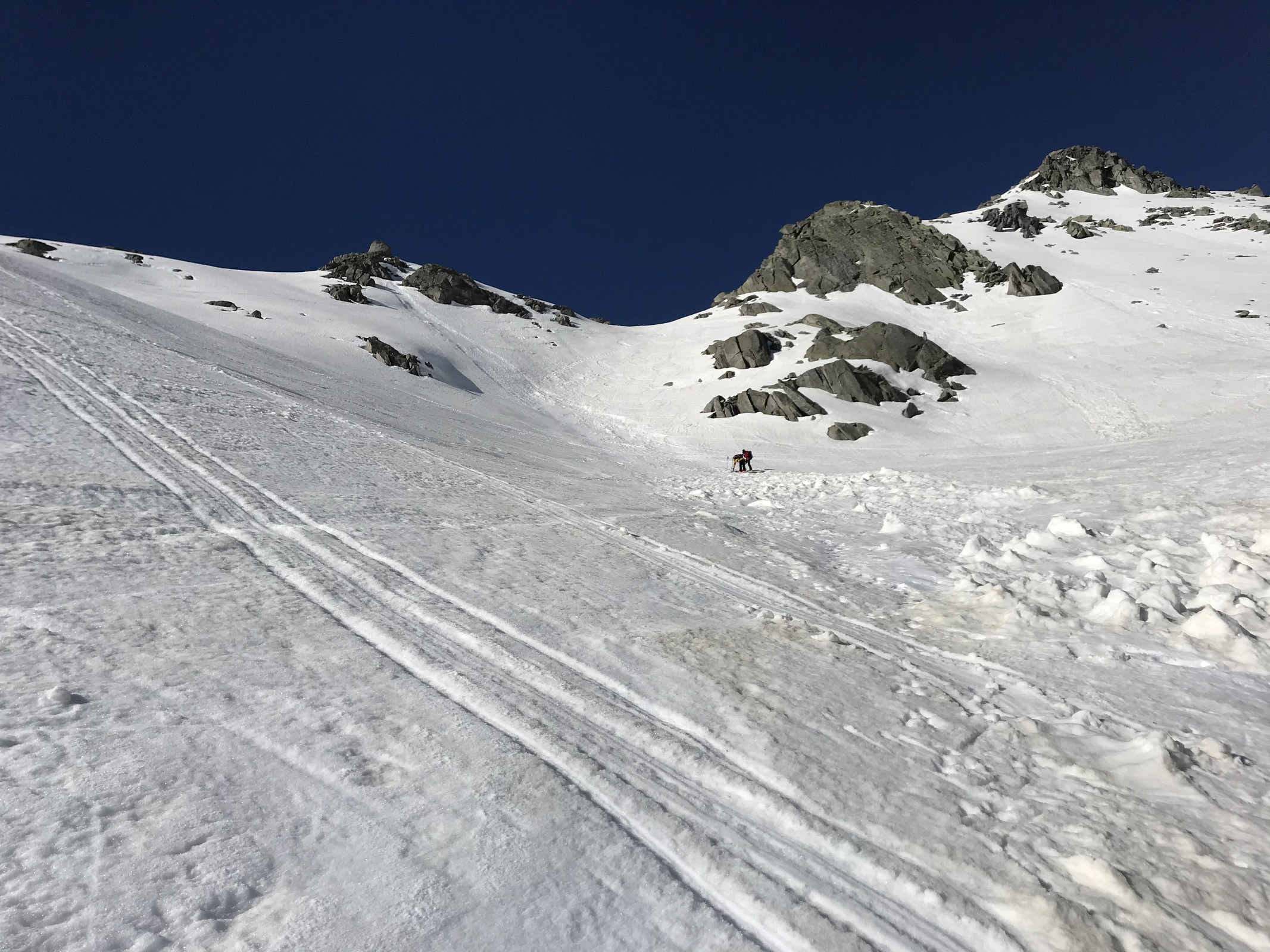 Und bei dieser Rinne denke ich noch „Spinner, die da runter fahren, zu steil...“, doch etwas später tue ich es selber.