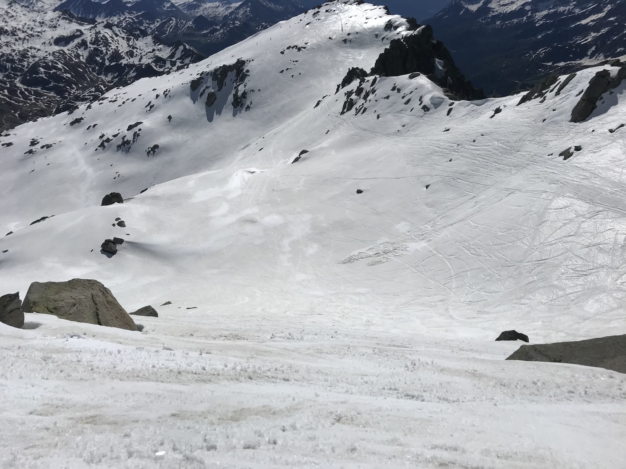 Die steile Abfahrt beginnt.