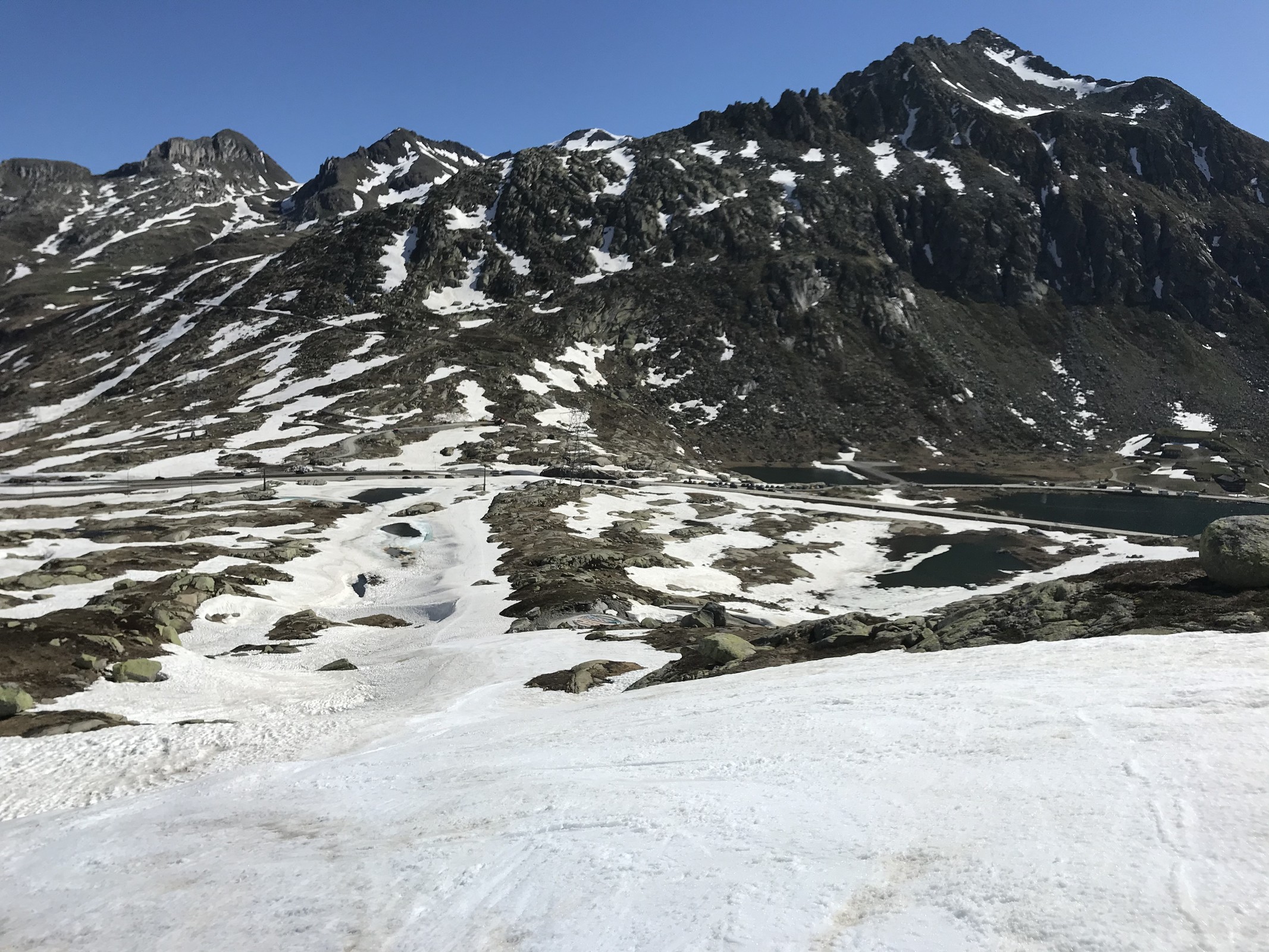 Weiter unten wird es flacher und der Schnee schwerer, aber immer noch tip top.