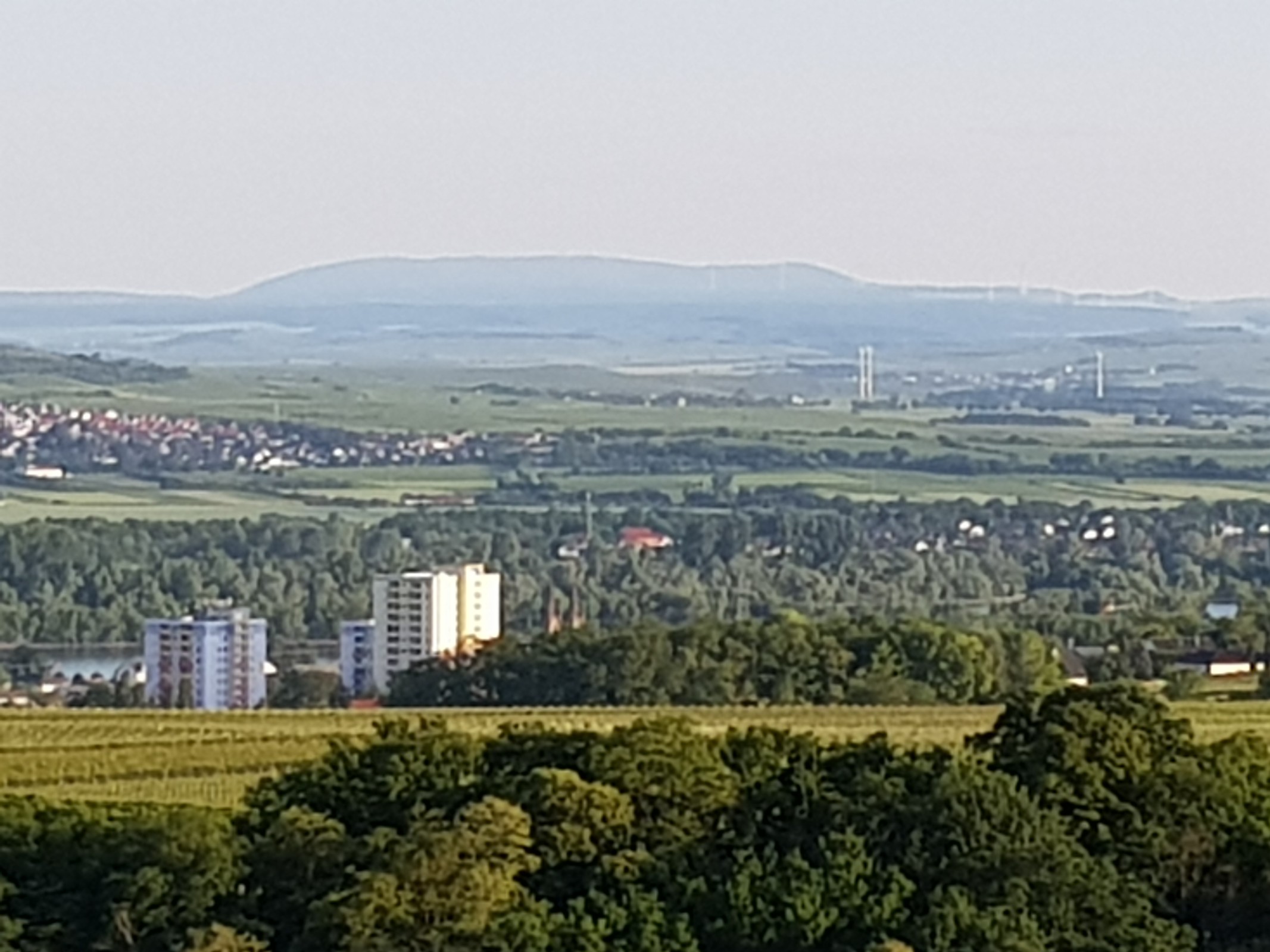 Fernblick zum Donnersberg - gut 40 km - und Bausünden aus den 70ern im Vordergrund