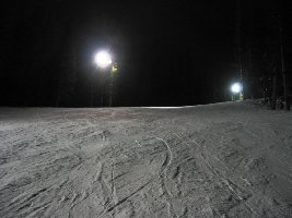 Der Starthang. So sehen die Pisten um 21.30 Uhr aus, nach 13,5 H Skibetrieb...