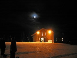 Die Outpost-Gondola ist für die zahlreichen Abendessens-Gäste in der Alpenglow-Stube offen. Die Pedestrians bekommen auch eigene Gondeln, die Skifahrer müssen dafür halt länger warten (an der River Run EUB)