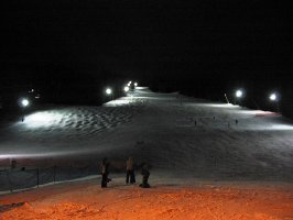Dem schönen Schlusssteilhang hätte ein Grooming auch gut getan (die Buckel links sind aber immer da). Ein Weltcup-Nachtslalom wäre hier doch auch eine nette Sache...