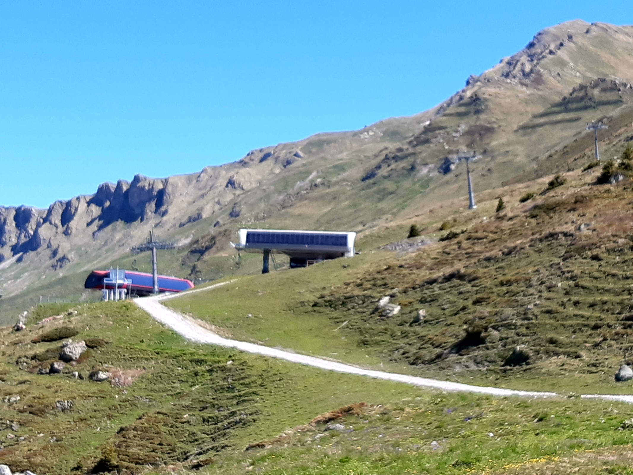 Rechts: Bergstation KSB Heimberg. Links: Talstation KSB Motta.