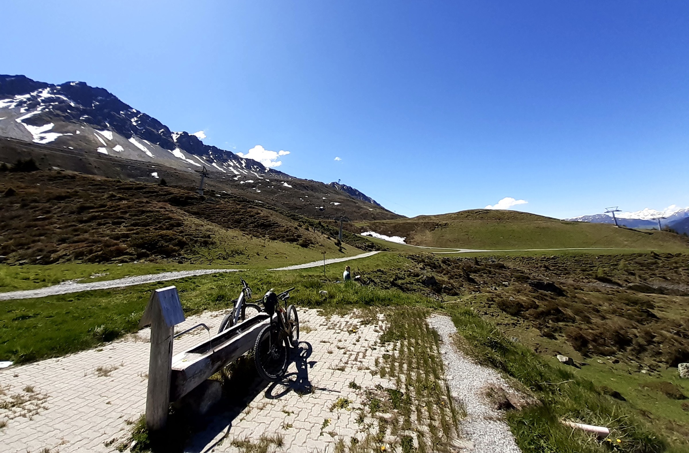 Hier auf etwa 1980m.ü.M. startet die heutige Abfahrt. Im Vordergrund: KSB Weisshorn, Hintergrund: PB Rothorn