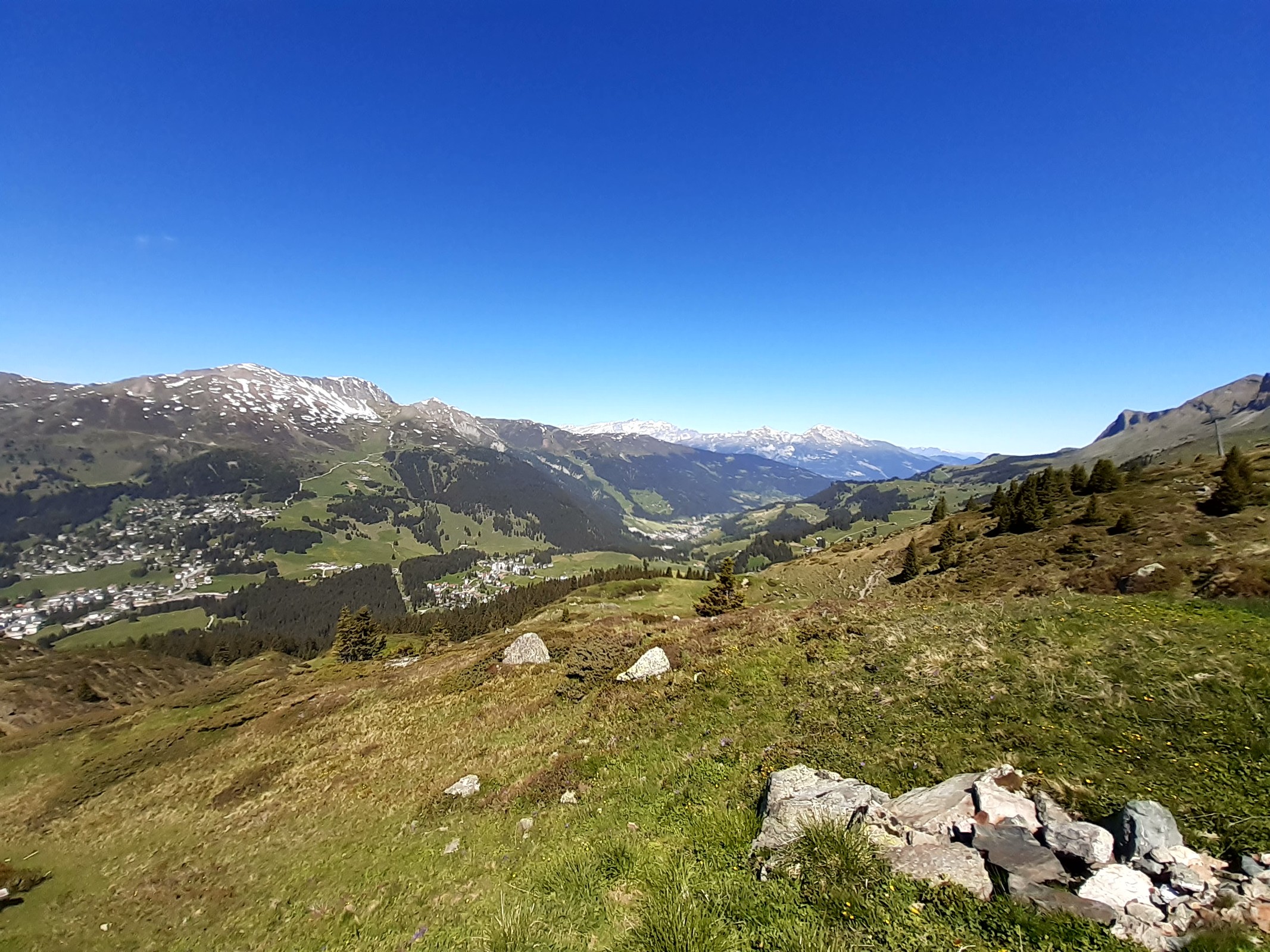 Blick über Valbella, Parpan und Churwalden Richtung Chur. Im Hintergrund der Calanda.