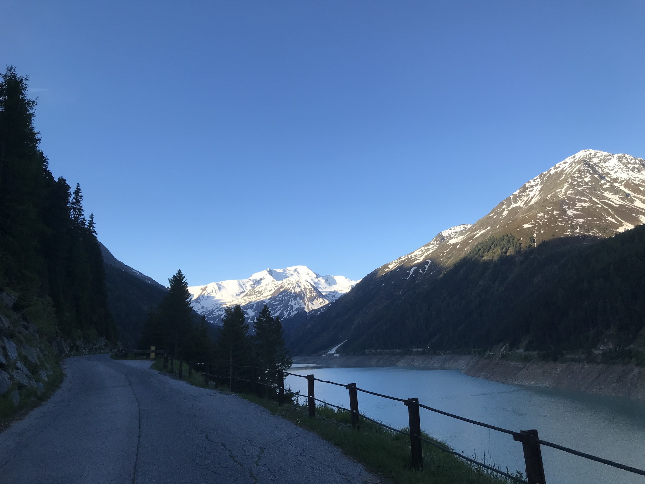 Gletscherstraße im Morgenlicht