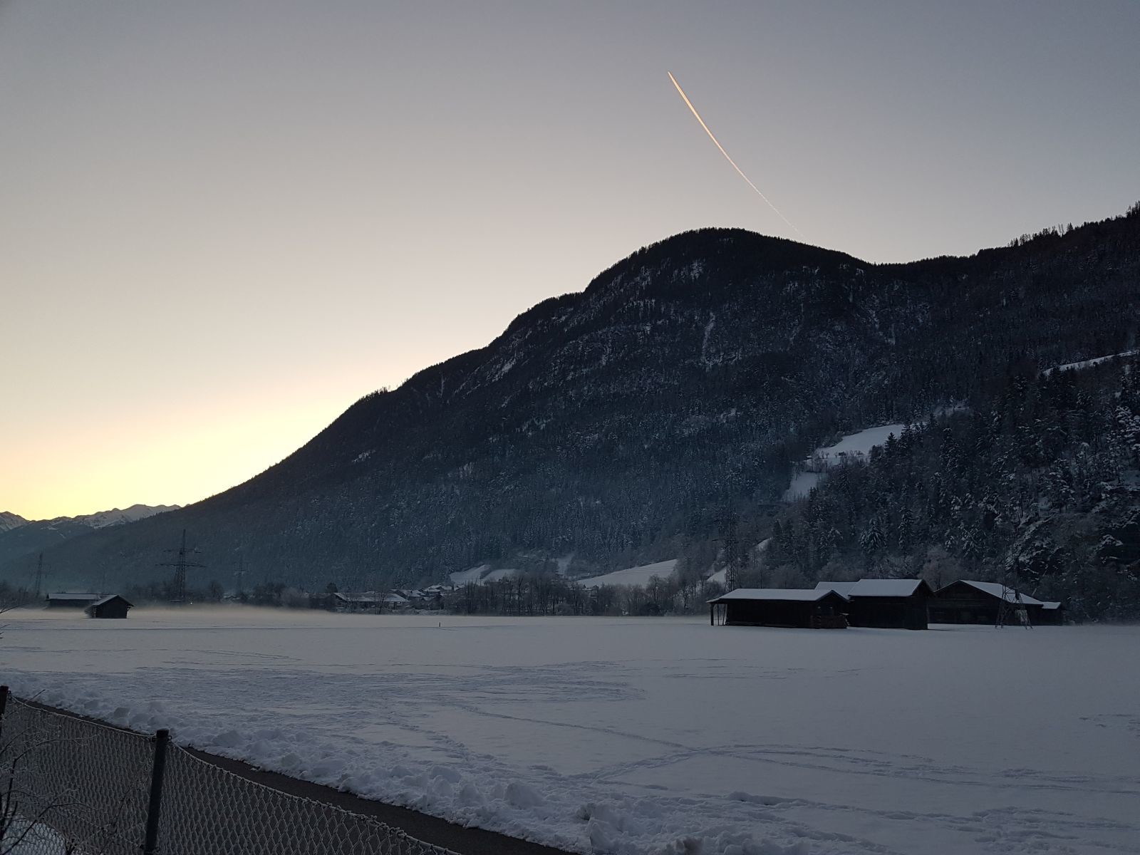 Um 07.30 Uhr ein vielversprechender Blick ins Inntal auf der Raststätte Trofana bei Imst