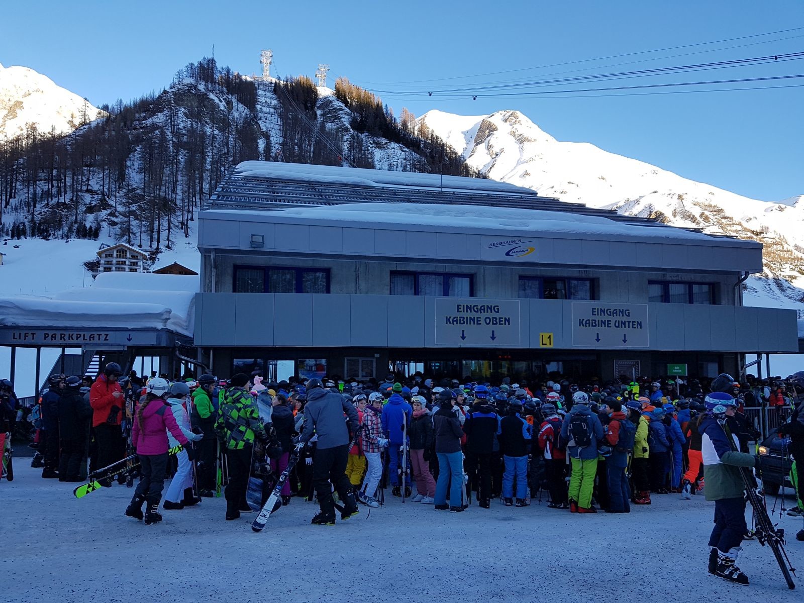 Um 9 Uhr am Twinliner. Leider wurden wir hier mit 25 Minuten Anstehen belohnt :(