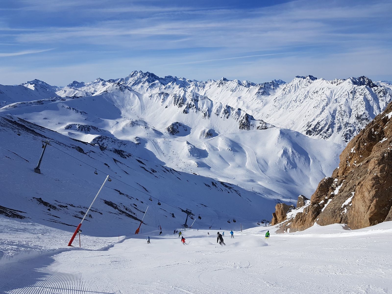 Hier freuten wir uns auf die steilen Abfahrten an der Langen Wand. Die 14a war recht gut bevölkert. Der Pistenzustand war aber gut, wenn auch hier und da erste glatte Stellen.