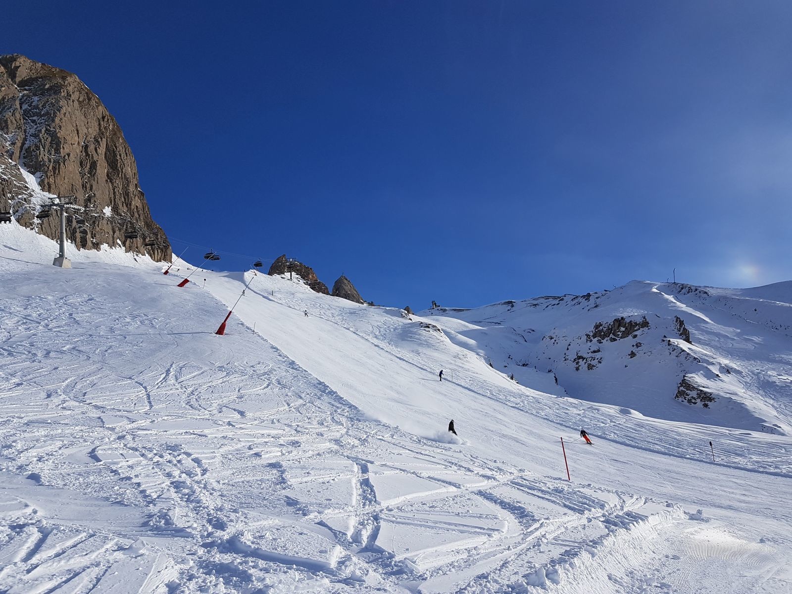 Rückblick auf das 70% Steilstück. Schöne Kulisse mit der Langen Wand. Der Hang war sehr anspruchsvoll wegen seiner harten, glatten Stellen.