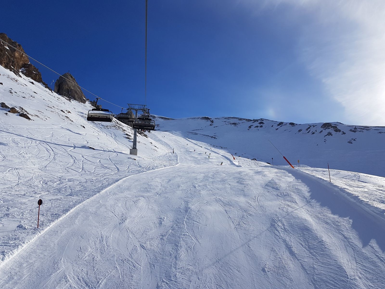 Rückblick auf das 70% Steilstück. Schöne Kulisse mit der Langen Wand. Der Hang war sehr anspruchsvoll wegen seiner harten, glatten Stellen.