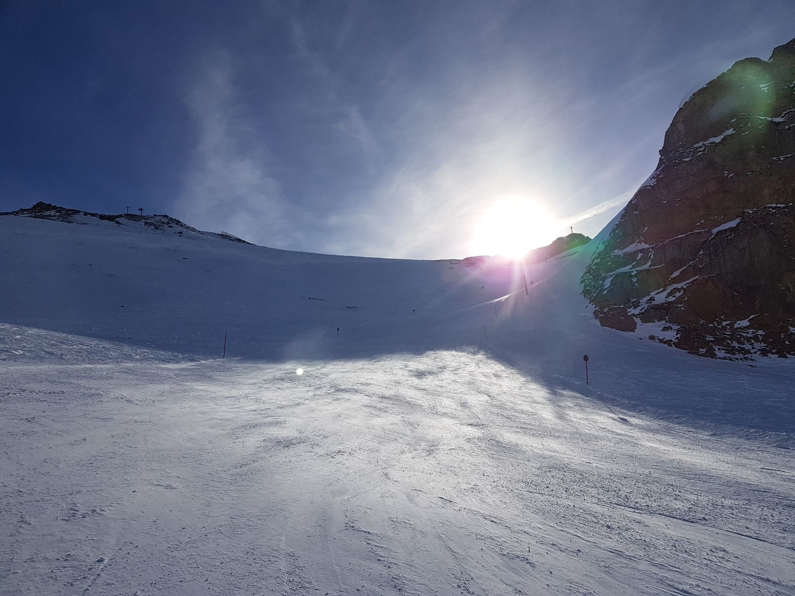 Eine meiner Lieblingsabfahrten. Sie war kurvig, leer und hatte noch Bullyspuren. Ein Carvingtraum! :D