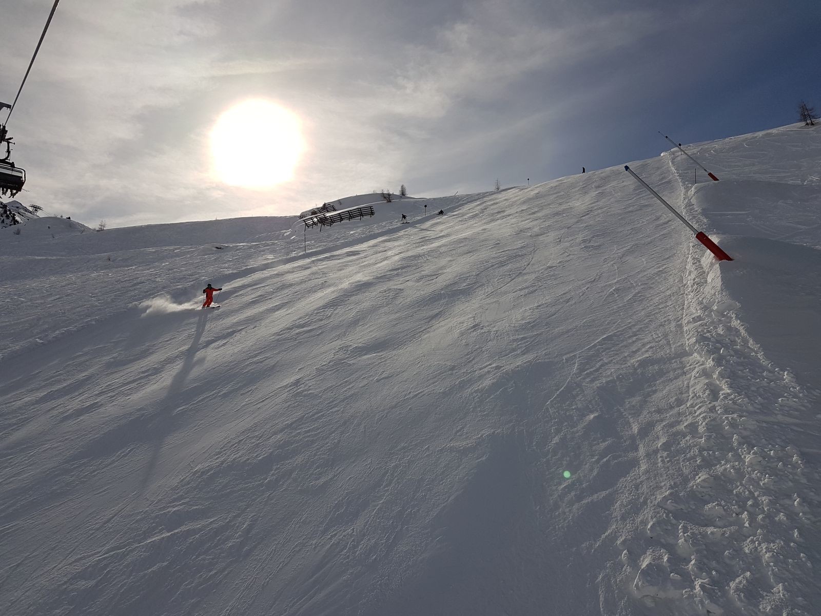 Der tolle Hang 4a nochmal aus dem Sessel fotografiert. Man merkte, dass es im Skigebiet bereits leerer wurde. Erstmals hatten wir einen Privatsessel.