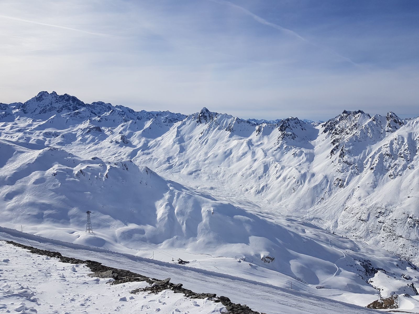 Ausblick vom Palinkopf zum Fimbatal. Die Schneelage ist mittlerweile (endlich) an den meisten Stellen gut, wie man auch gut hier an den schneebedeckten Hängen und Felsen sieht. Leider ist auf einigen Westhängen durch den starken Wind während der Schneefälle die Schneedecke trotzdem eher dünn und löchrig.