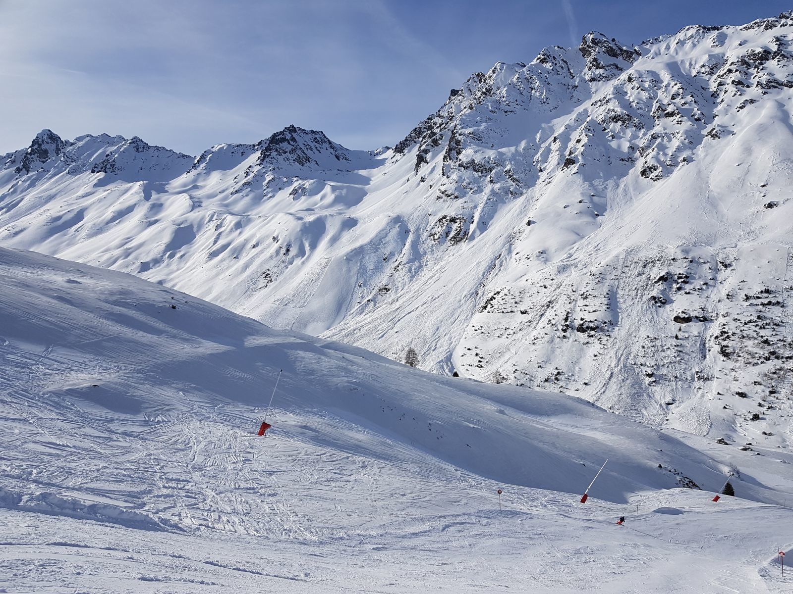 Die Abfahrt teilt sich im unteren Bereich in 3 Pisten auf. Dementsprechend leer war es dort. Die Stimmung mit der tollen Landschaft in Verbindung mit der Abgeschiedenheit machten die teils sehr glatten Pistenverhältnisse wett.<br />Trotzdem frage ich mich warum speziell nur die Westhänge und zwar auch bis weit über die SFG der letzten Schneefälle so glatt sind?