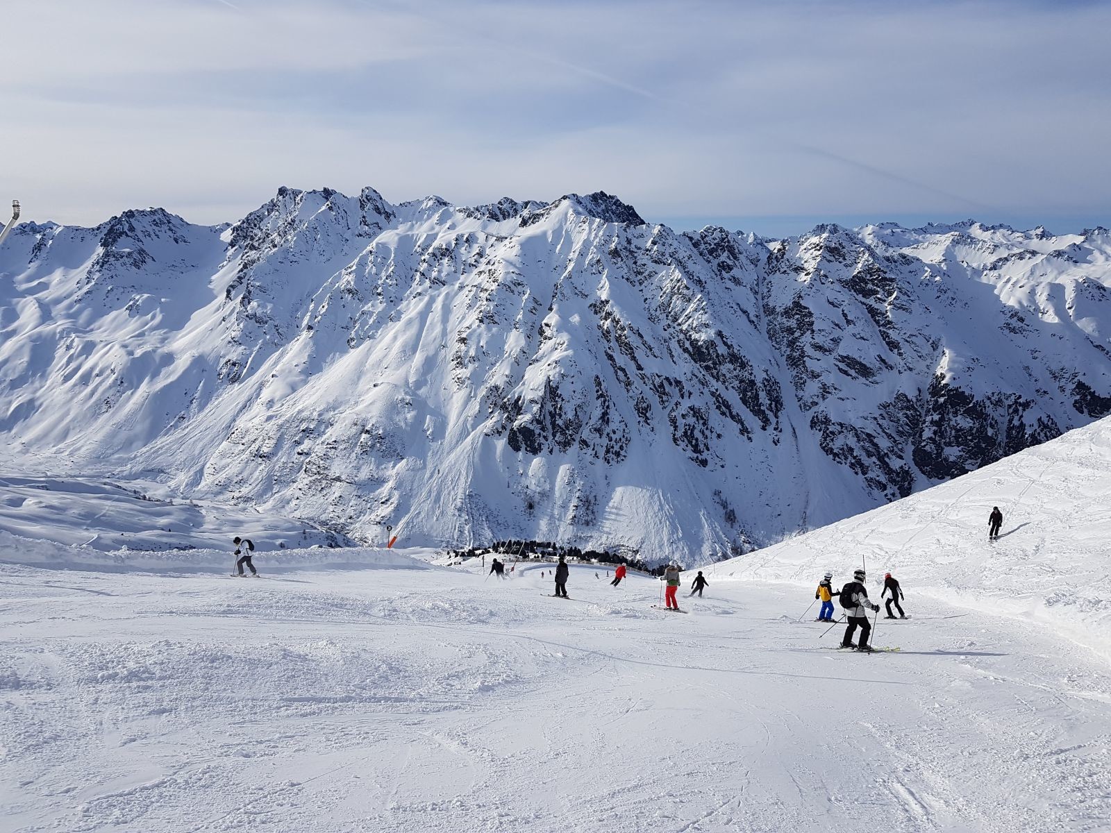 Nach 2 Wiederholungen mit der Gampenbahn entschieden wir uns für die schwarze 33. Sie war oft unangenehm voll, ein Besoffener fuhr mich fast über den Haufen!<br />Auch hier war es aber das selbe "Problem": die Piste war zwar von oben bis unten pulvrig, aber oft sehr glatt und extrem rutschig trotz des Neuschnees?