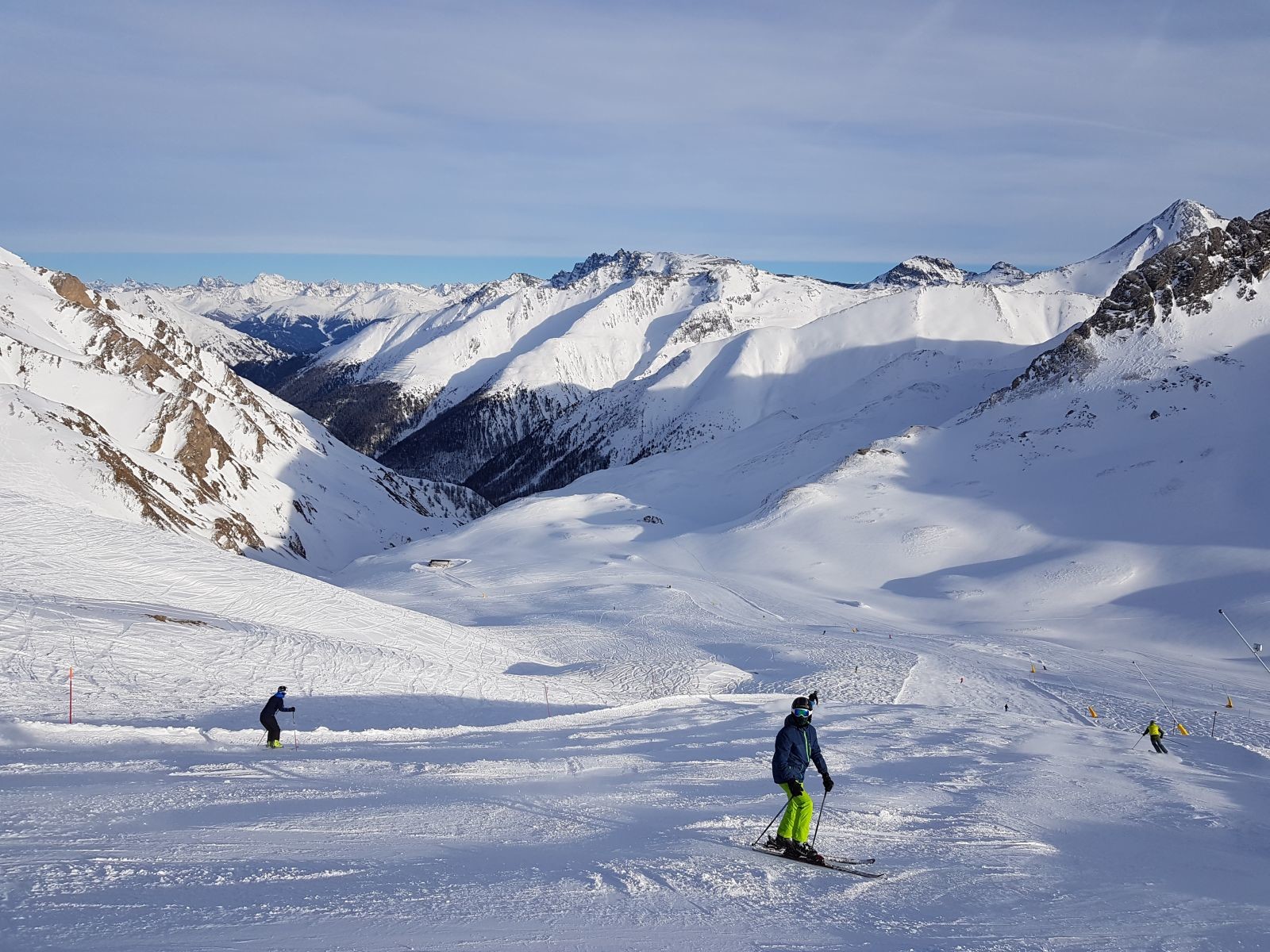 Leider hat auch ein schöner Tag ein Ende. Um 15.45 Uhr traten wir den Rückweg über die Samnauner Talabfahrt 80 an. Diese Abfahrt ist großartig! Einzigartiges Panorama und seeeehr lang, wenn auch unten nur als Weg. Die Piste war noch gut in Schuss und war ein toller Tagesabschluss.