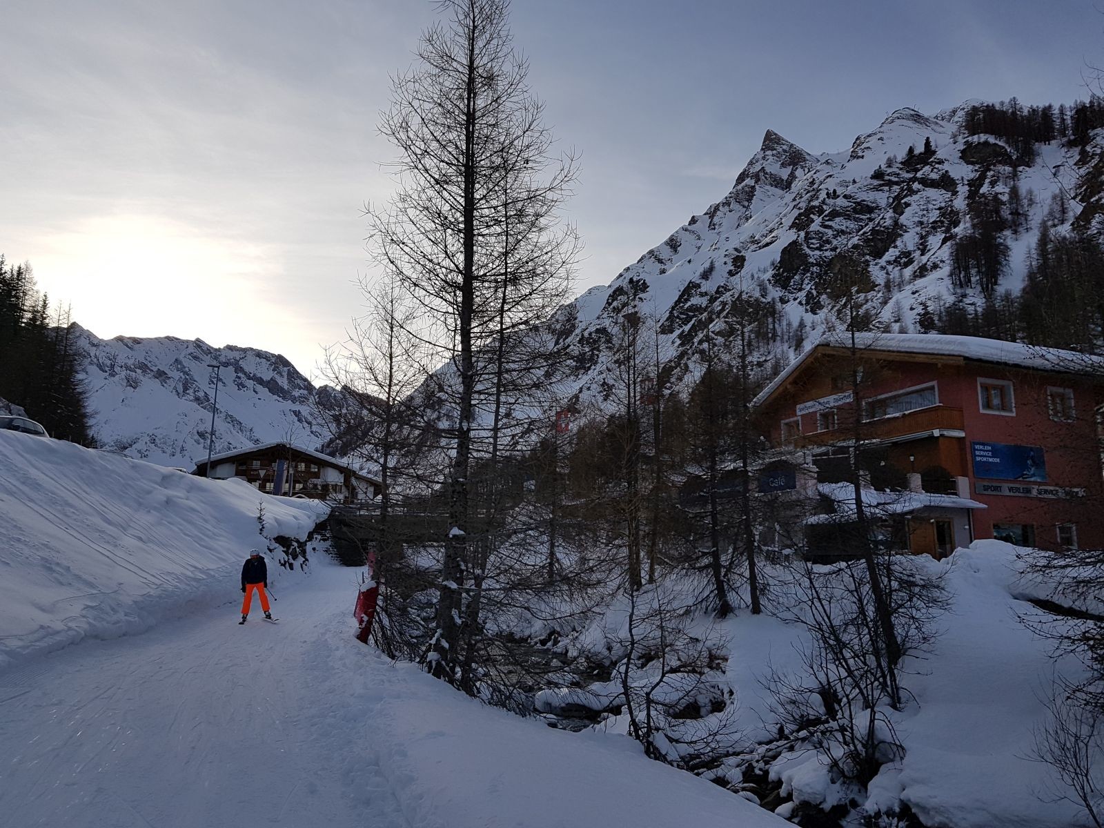Die untergehende Sonne an der idyllischen Bach-Piste im winterlichen Samnaun