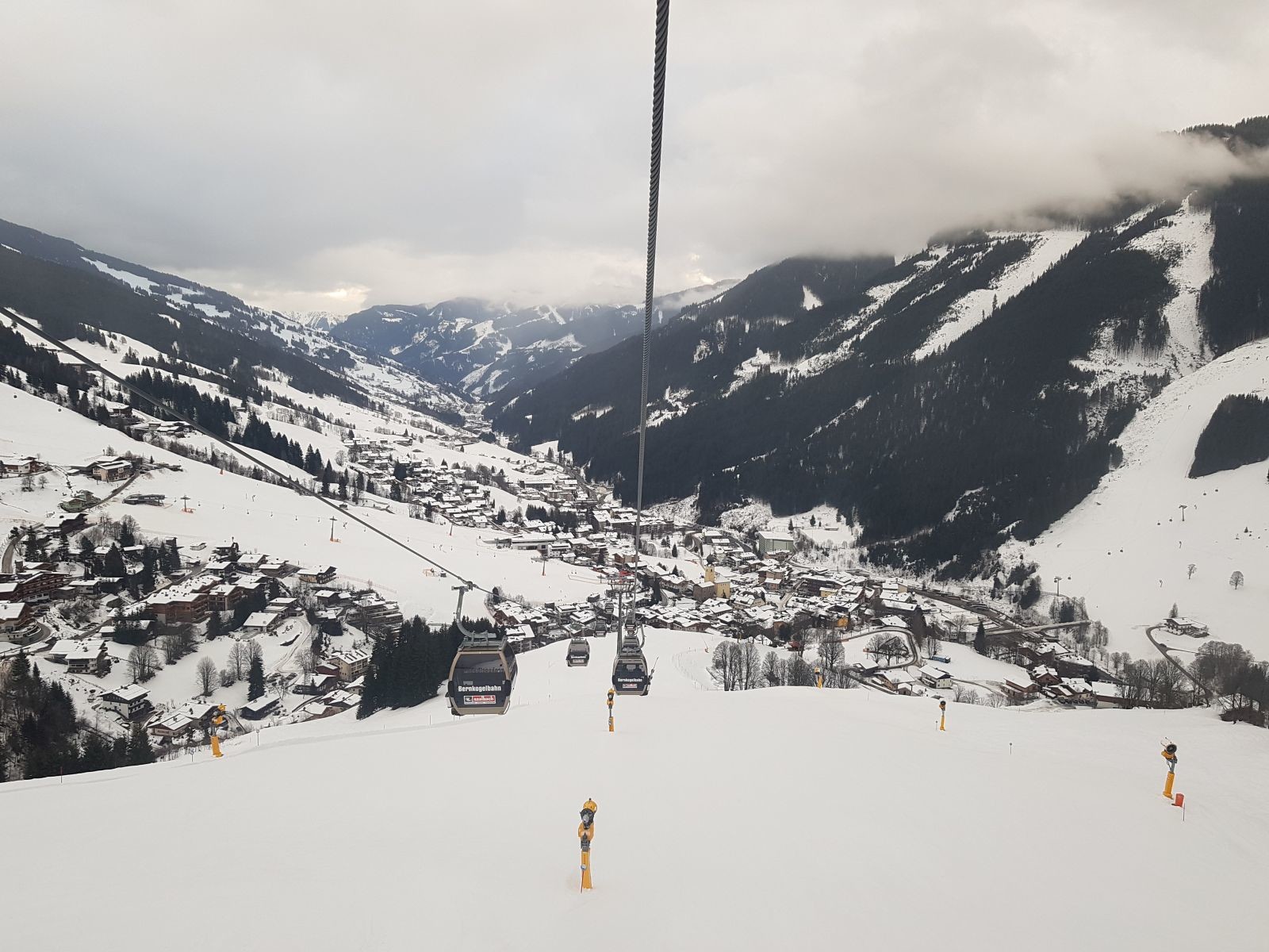 Auffahrt um 08.45 Uhr mit der Bernkogelbahn. Es war noch nichts los und wir hatten eine Gondel für uns.