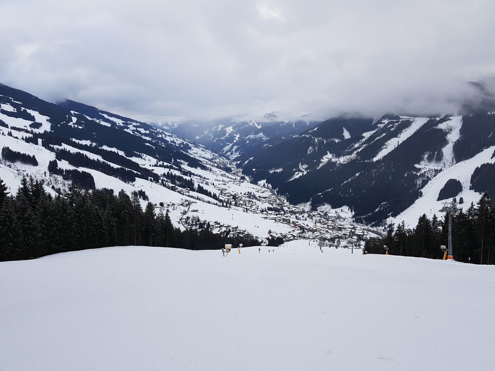 Auch die Abfahrt war leer, aber sehr schlagig präpariert und hartgefroren, also nicht schön zu fahren. Es ging danach sofort weiter über den Bernkogel 6er, eine geniale Wetterkreuzabfahrt und den Reiter-Ost 6er zur Vierstadlalmpiste.