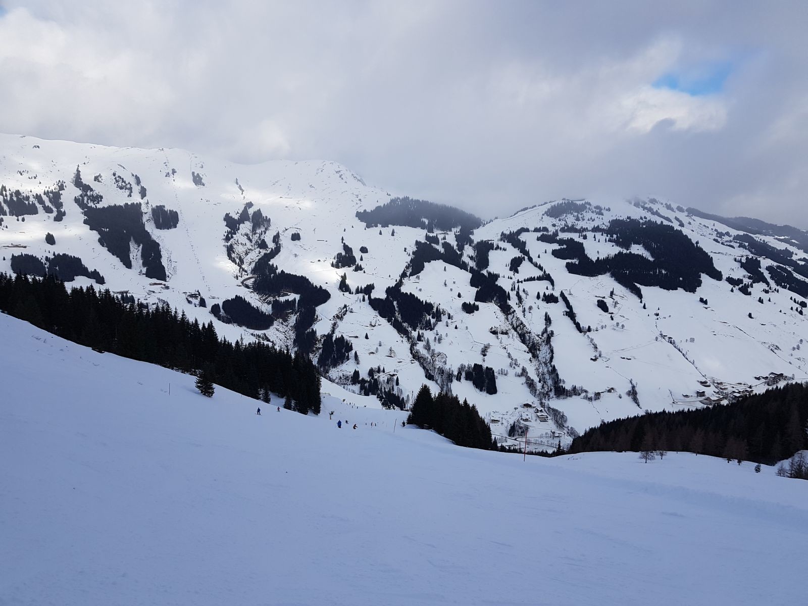 Die Südhänge taugten heute einfach nichts. Deshalb ging es gleich einmal auf die andere Seite. Zuerst ging es die Zwölfer-Nord runter. Die war aber sehr voll, eisig, zerfahren und verträgt die Einstufung als "Rot" einfach nicht. Es quälten sich so viel zu viele Anfänger selbst den 80% Steilhang der Schwarzen 40a runter.