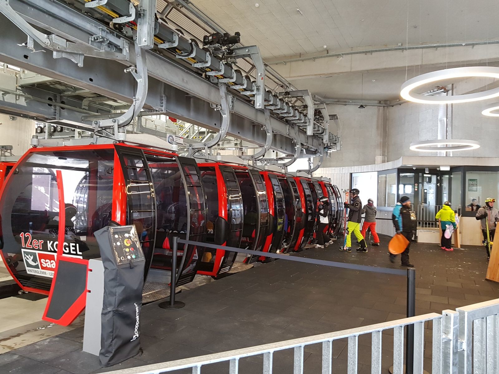 Einstieg der neuen Bahn. Sehr großzügig und man kann die hohe Förderleistung erahnen.
