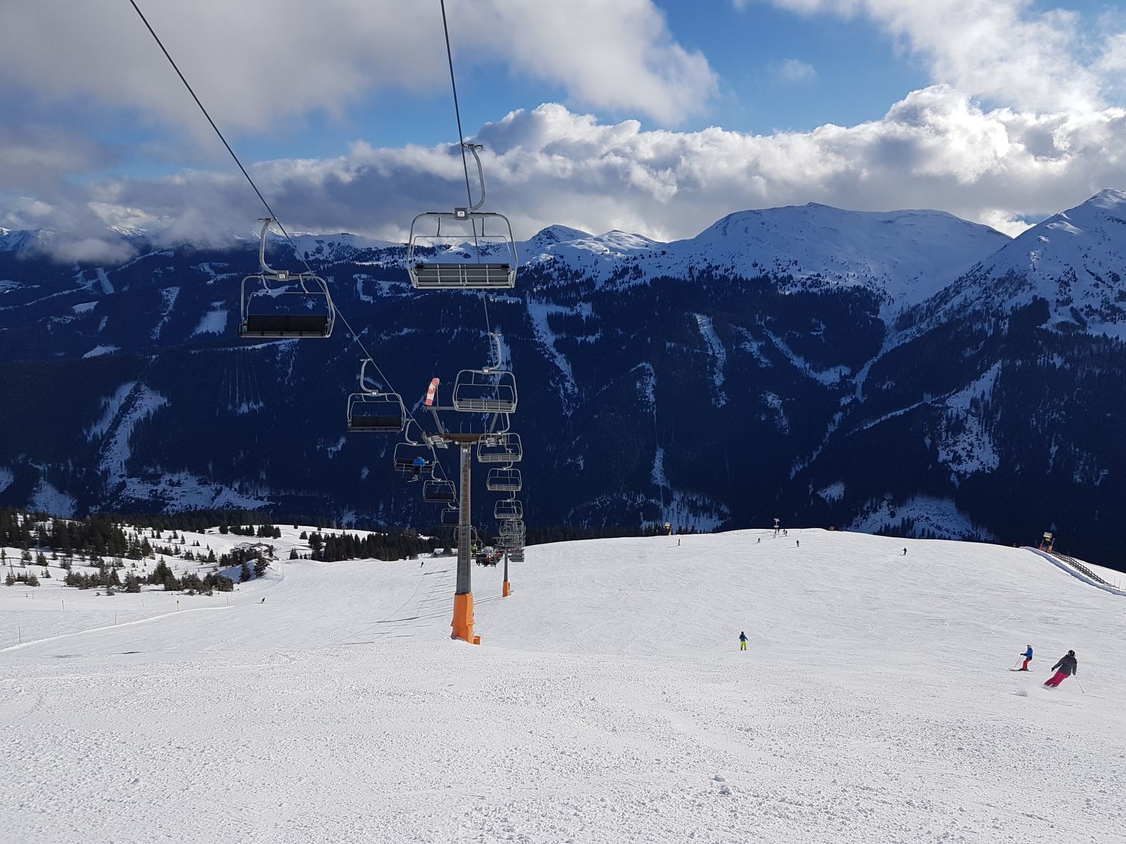 Auch die direkte Rote war gut, wenn auch etwas knollig. Der Limberg 4er ist sozusagen die letzte "Krücke" im Gebiet und wird nächstes Jahr durch eine 8KSB ersetzt. Top! (Edit: Leider kommt die neue Bahn nun doch erst 2021