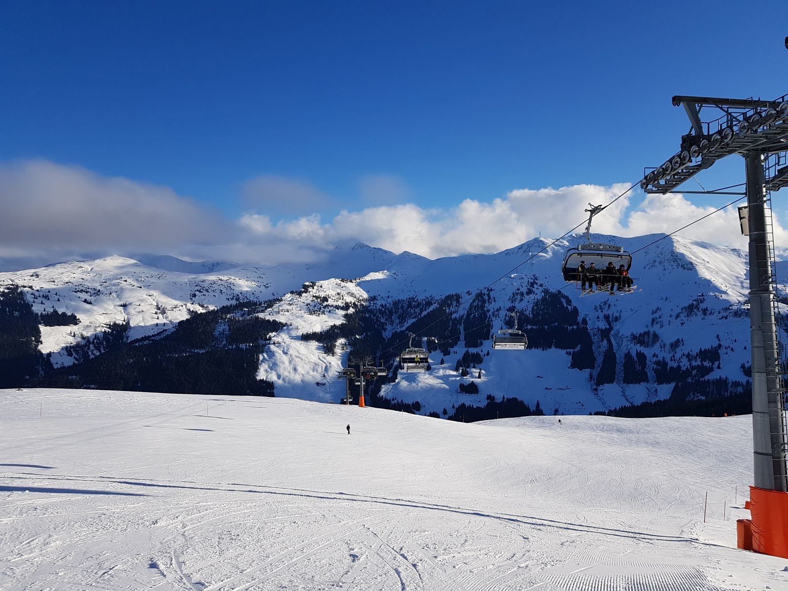Am Zehner 6er. Oben schön zu carven, unten aufgefahren, leicht angesulzt und sehr eisig/glatt.