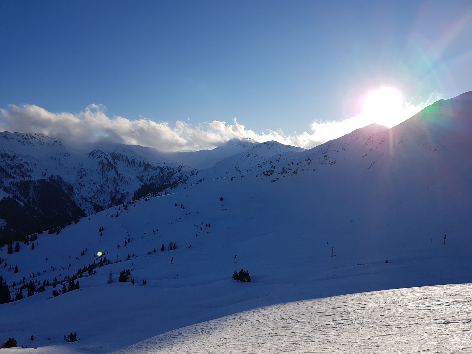Über die Westgipfelbahn gelangten wir dann nach einer Hangquerung hier zur Direktabfahrt am Limberg. Durch die Querung konnten wir uns eine Liftfahrt sparen, denn es war schon recht spät.