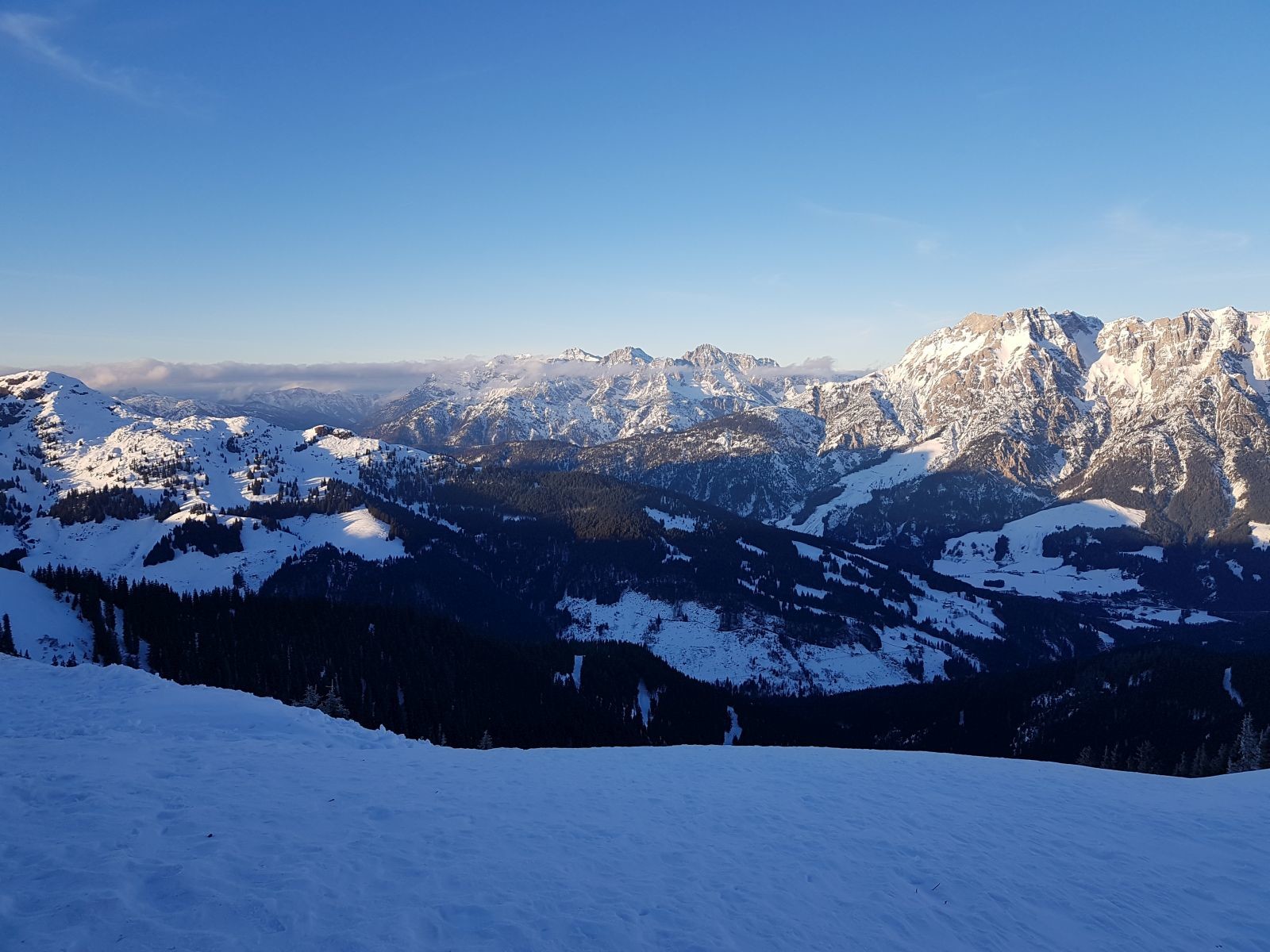 Nach der Auffahrt mit der Schönleitenbahn hatten wir einen schönen Ausblick vom Wildenkarkogel auf die Leoganger (r.) und die Loferer Steinberge (l.).