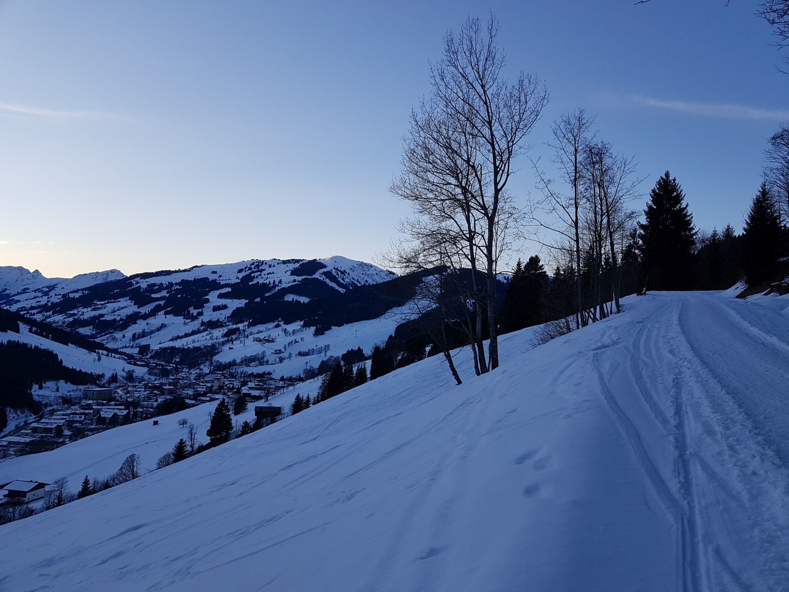 Hier dann auf dem Güterweg, der in den Ortsteil Berger führt, wo unser Hotel lag. Schön war`s.