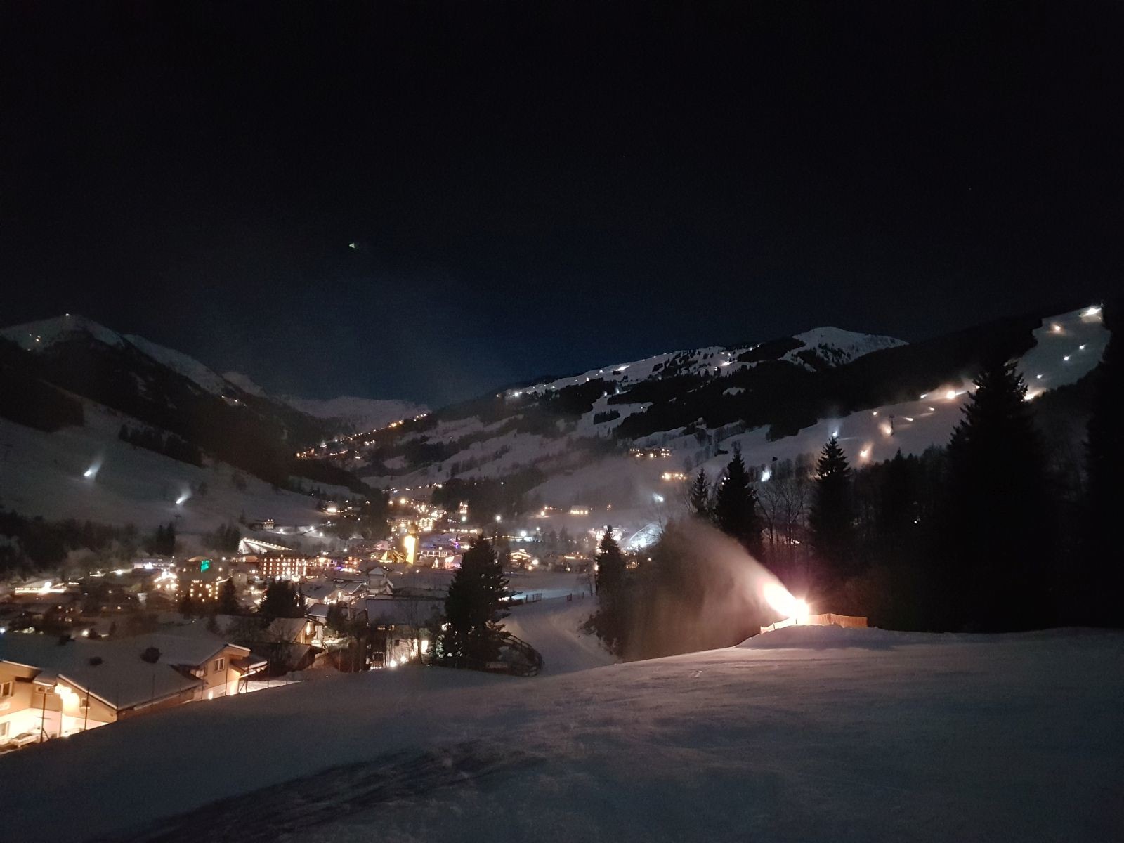 Auf der blauen Ederabfahrt, rechts sieht man auch die schlagkräftige Beschneiung am Bernkogel