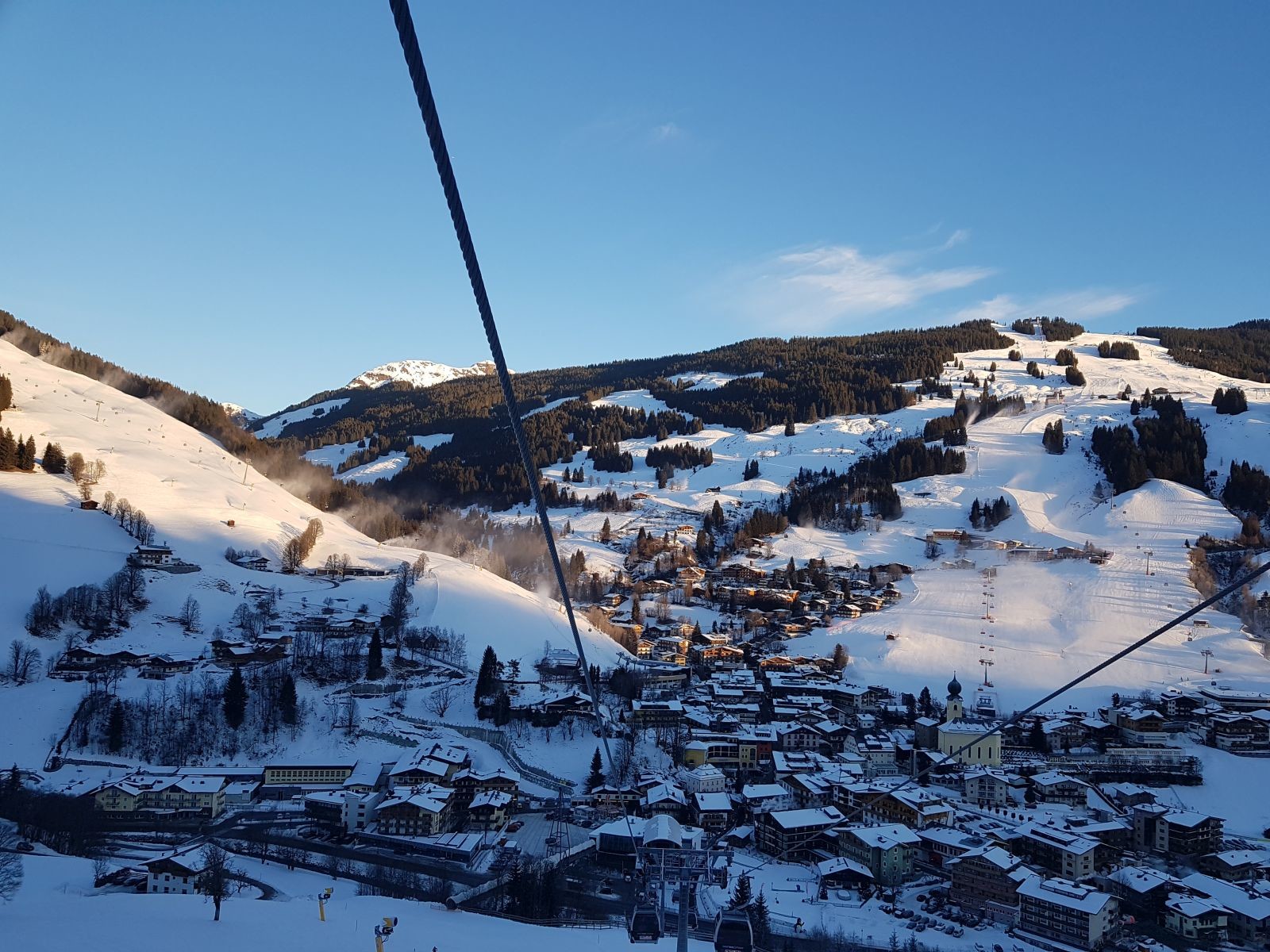 Der Tag startete am Schattberg. Gegenüber sieht man den Kohlmais- und Bernkogelbereich, wo die Beschneiung auch am Morgen noch lief. Im Lift kribbelten mir schon die Beine, als ich die Abfahrt sah