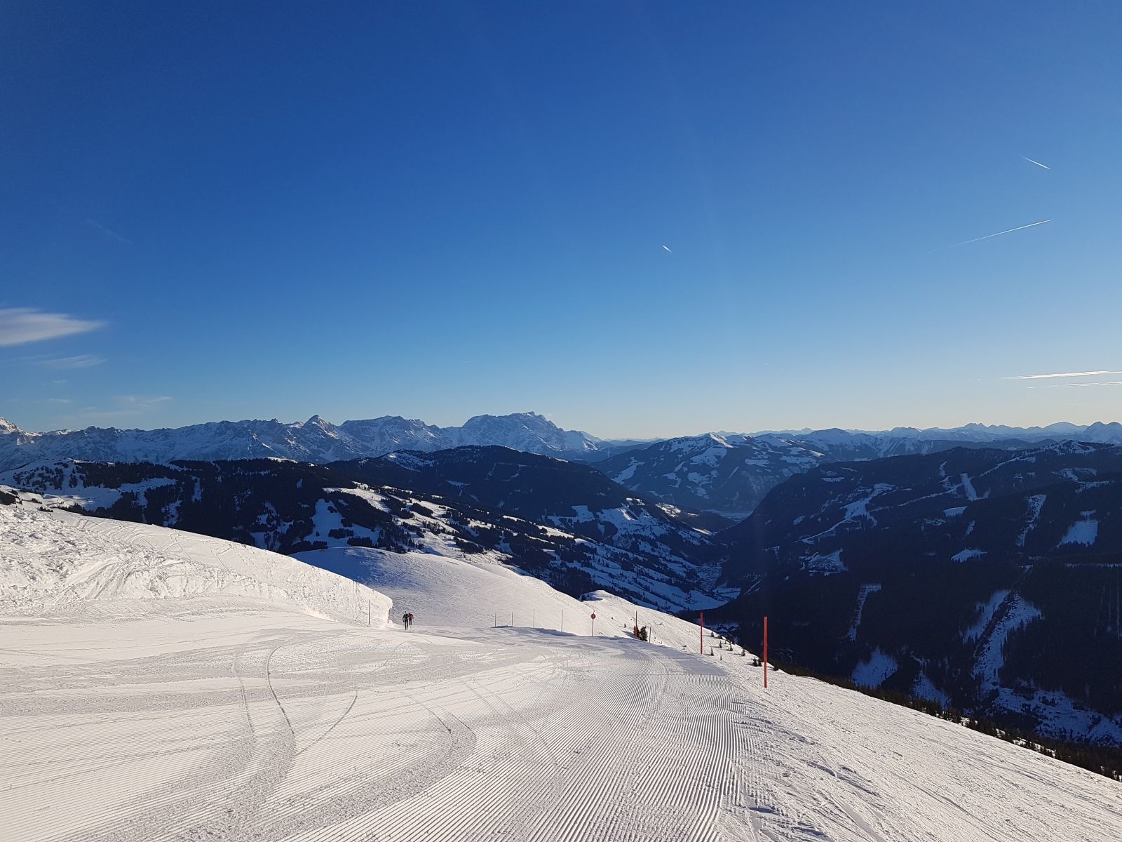 Auf dem ersten Hang zur Schattberg-Nordabfahrt war ich noch in der Sonne. Die restliche Piste war im Schatten, aber das machte nichts, denn sie war genial griffig und mit frischem Kanonenpowder schlichtweg perfekt.